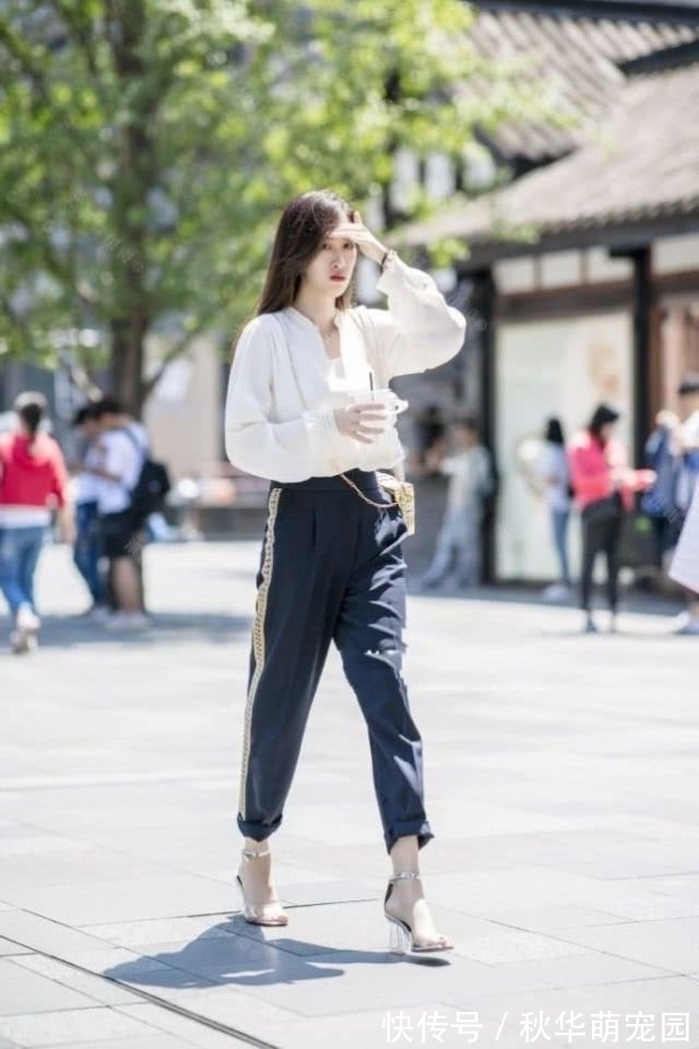 修身|搭配黑色修身小衫,胳膊部分是透视的网纱,很性感