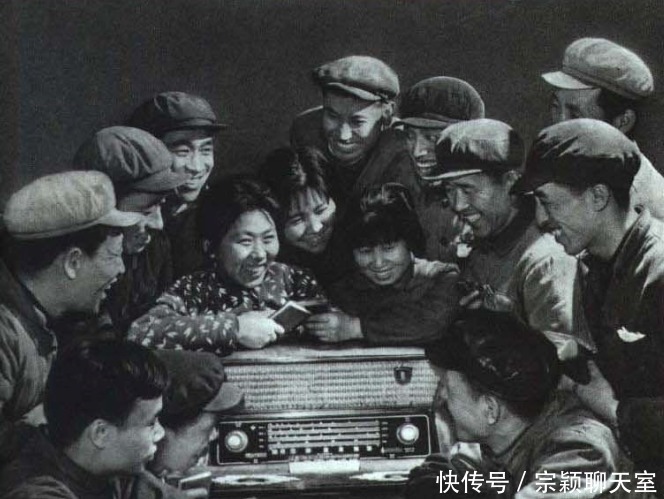 老照片我国第一颗人造地球卫星发射成功全国一片喜庆