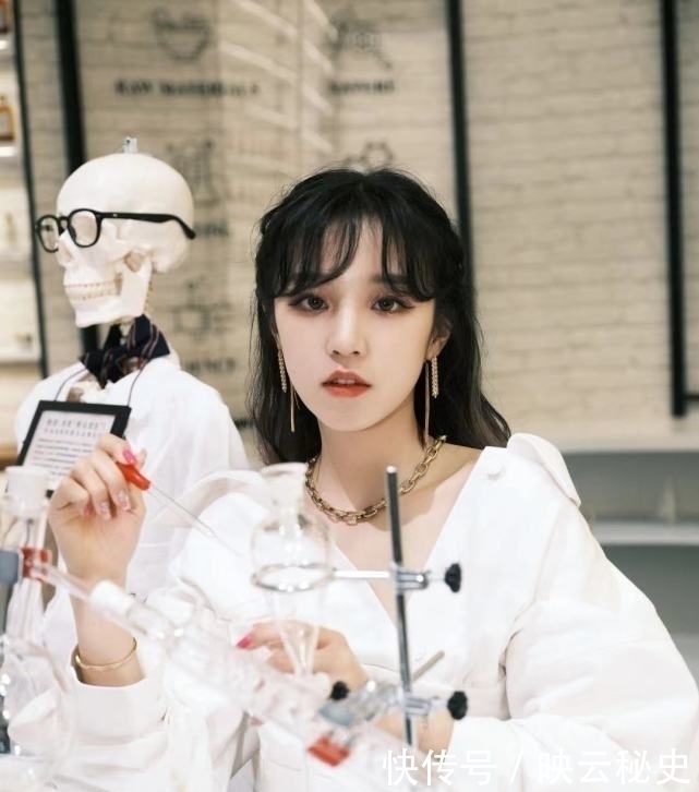 枕芯|宋雨琦打baby面部后,被网友曝在后台把开水倒助理身上,做事嚣张