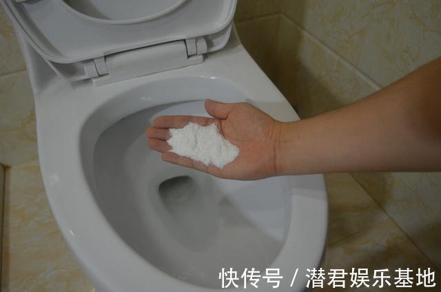 妙招|马桶里撒一把，不管多脏多厚的污渍，一冲就干净，省钱又实用