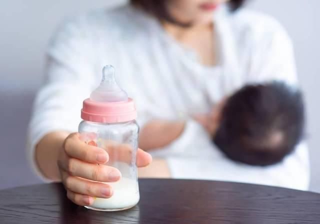 父母|父母熟睡后,监控拍下10个月宝宝天使举动,网友孩子是来报恩的