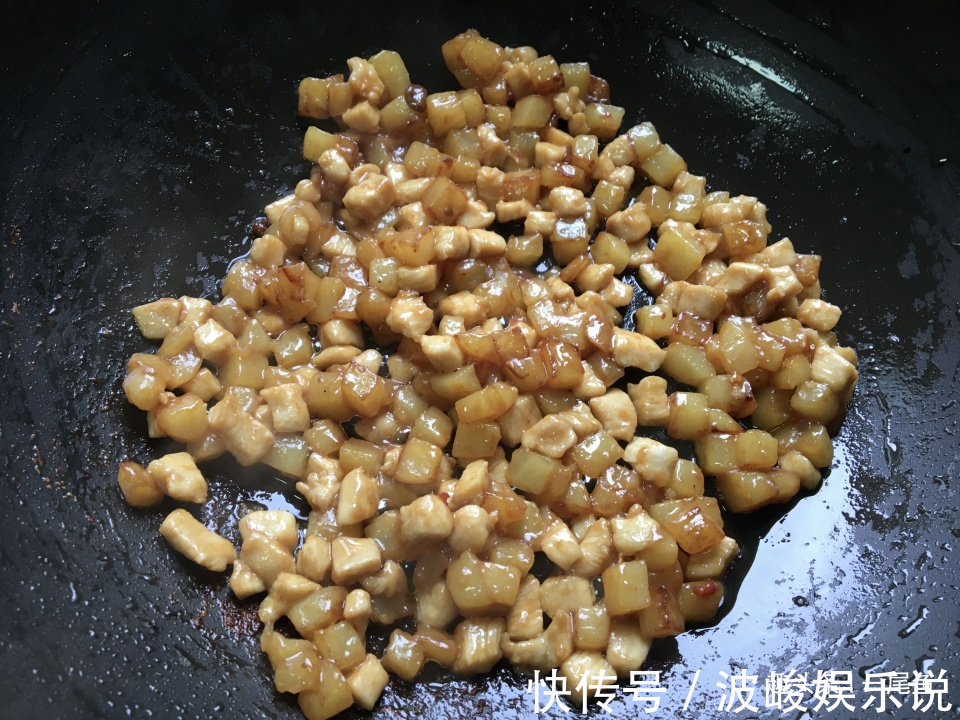土豆和鸡肉天生一对,不加一滴水简单炒一炒,鲜美嫩滑好吃又解馋