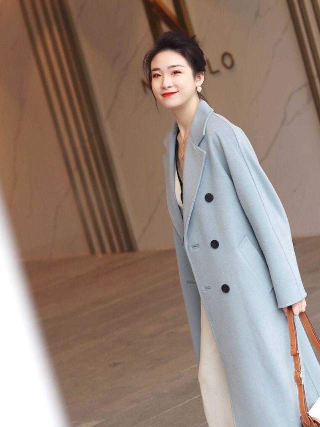 保暖 冬日的寒冬腊月,必备的雾霾蓝大衣,能让你保暖时尚有气质