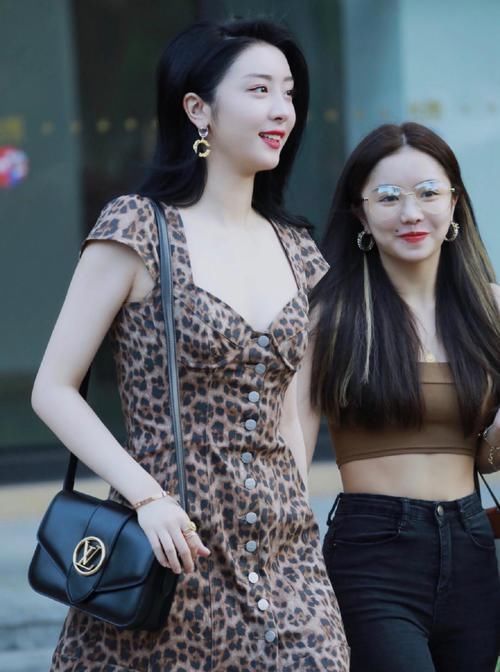 赵小棠穿豹纹短裙加大背头,满满的御姐范儿,没想到身材这么好!