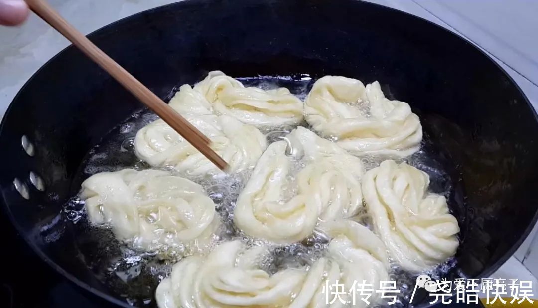 1袋牛奶，4勺面粉，不用一滴水，个个金黄酥脆，出锅孩子都抢着吃