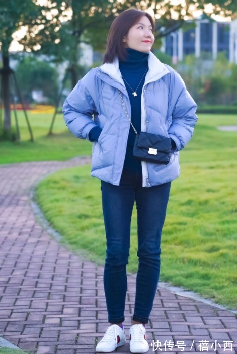 牛仔裤|“羽绒服+牛仔裤”=秋冬洋气搭配,兼具时髦和保暖,太高级了!