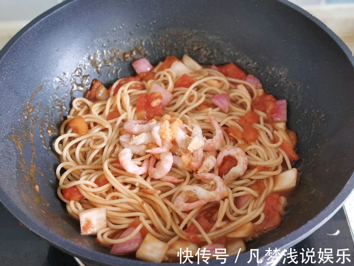 吃西餐|酸酸甜甜,茄汁甜虾意面,学会它,在家也能快速吃西餐!