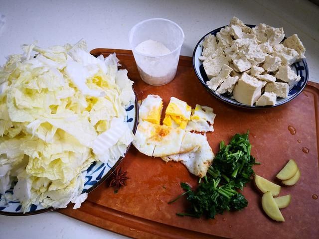 白菜炖豆腐怎么做才好吃?原来诀窍在这里,一次炖一锅,太香了