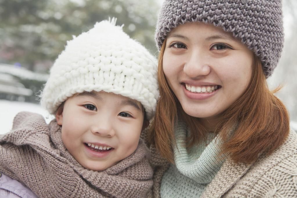 孩子发烧|儿子发高烧，排800多号，宝妈心急去投诉却遭医生批评：有点素质