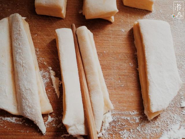 在家炸油条详细解析提前一天用温牛奶和面，下锅前必须使劲拉扯