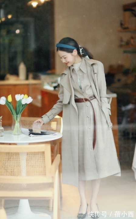 乐福鞋|秋季建议爱美女性多穿“风衣”,搭配连衣裙、半身裙,时髦又优雅