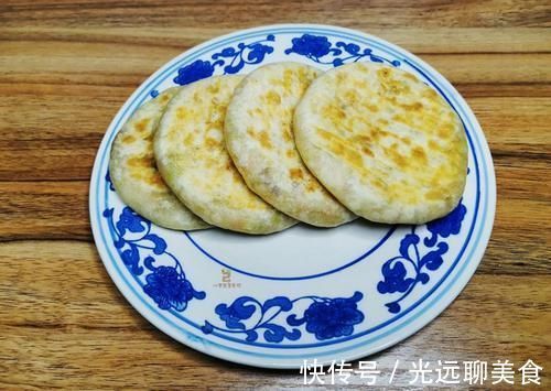 无论烙什么饼,和面时多加一种料,烙出的饼酥脆松软,凉了也不硬