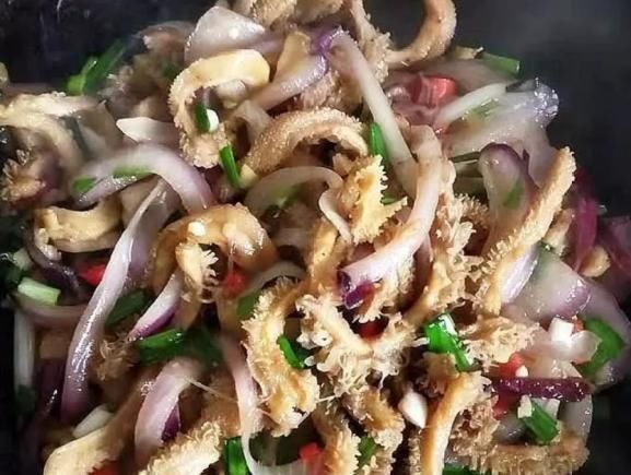 洋葱炒牛肚|洋葱和它一起炒，每天炒一盘，美味下饭，软化血管，待客倍有面子