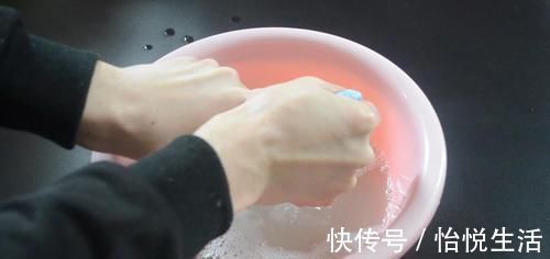 毛巾脏别再洗衣液洗, 洗的时候加一点它, 洗完毛巾就跟新的一样干净