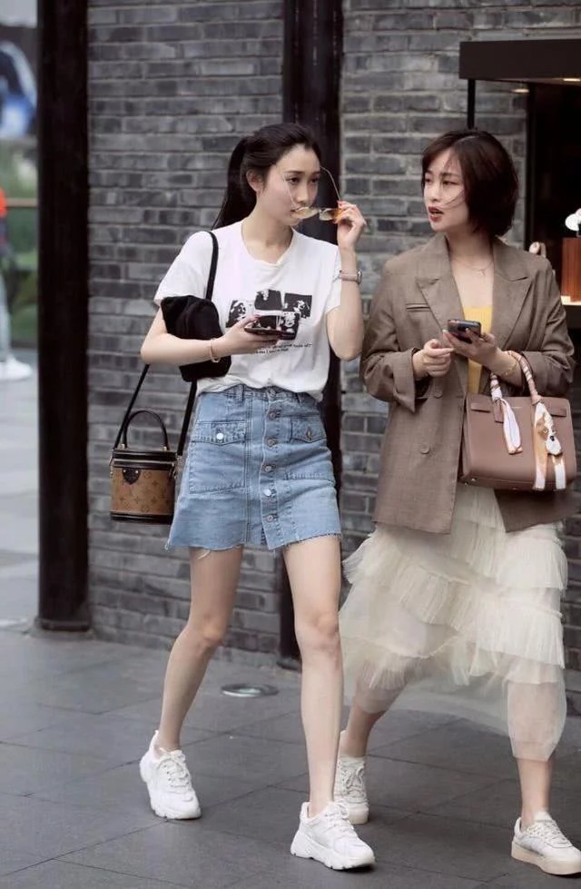 西装|西装搭配碎花裙的小美女,恰到好处呈现女人的气质魅力,看上去甜美又迷人