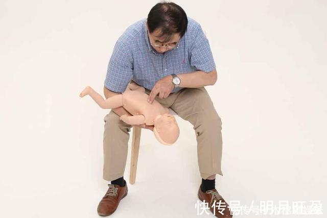 海姆立克急救法|3岁男童樱桃卡喉,父母两个“果断”令医生称赞,家长们也要学会