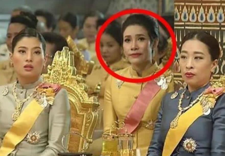 泰国|诗妮娜贵妃册封大典,3个晚辈却一脸不屑,失宠被废早有预兆