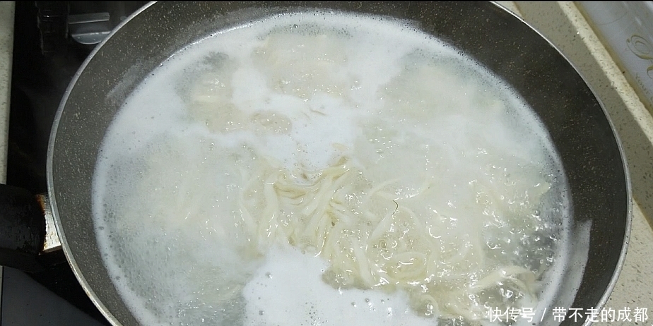我家面条从来不炒,不做汤面不凉拌,5分钟出锅,连吃3天也不腻