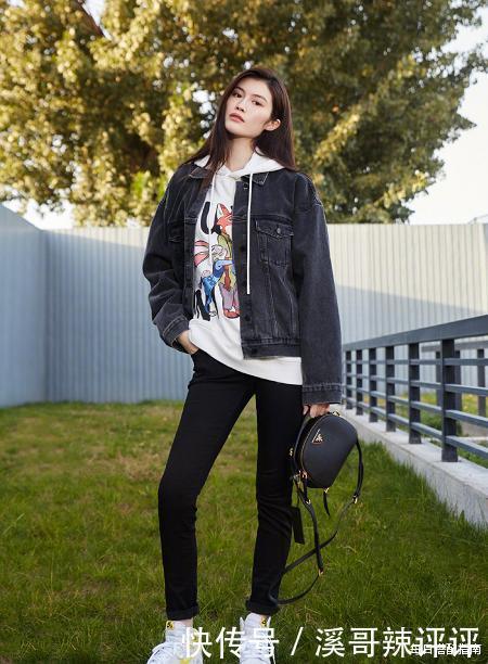 时髦|今秋火了一种穿法,叫“外套+卫衣”,时髦减龄,闭眼穿都不会错