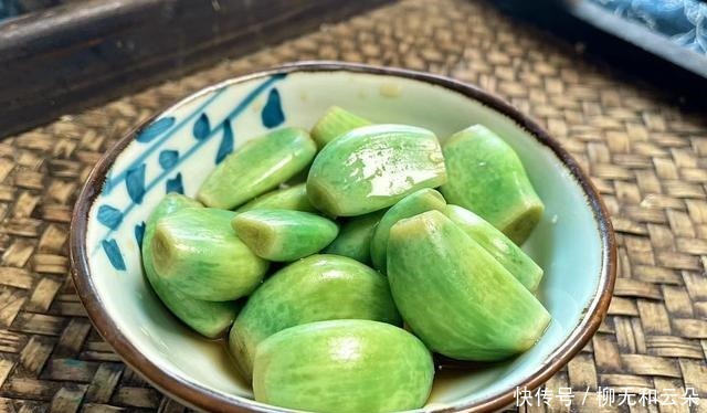 腊八节为啥要腌腊八蒜牢记“3要2不要”,大蒜1天就变绿