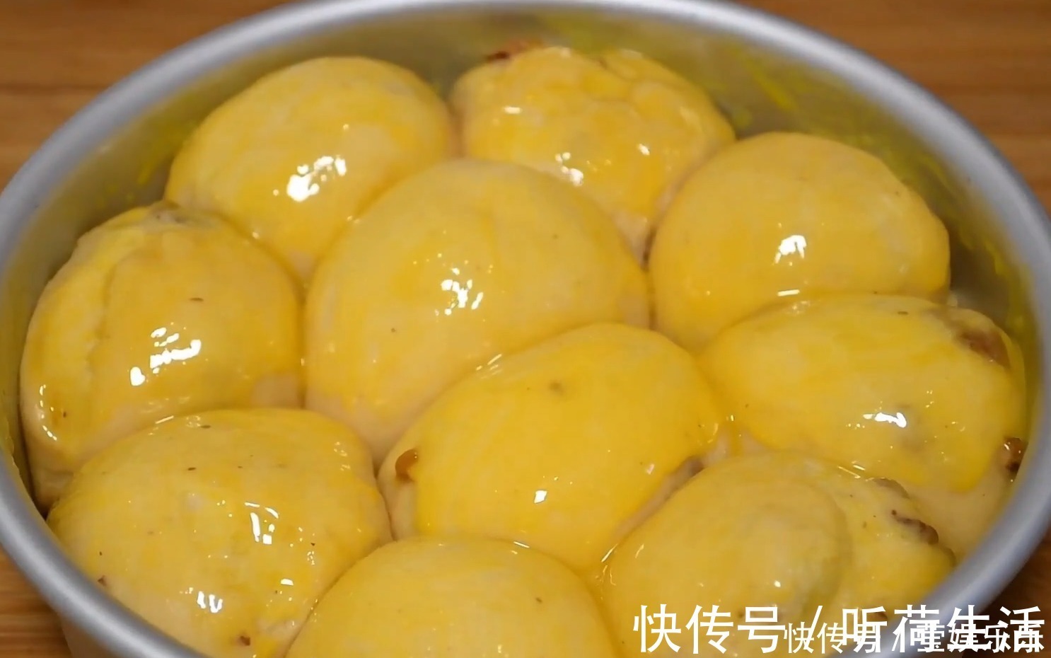 1碗面粉,加4个鸡蛋,不用水,不用烤箱,教你做柔软香甜拉丝面包