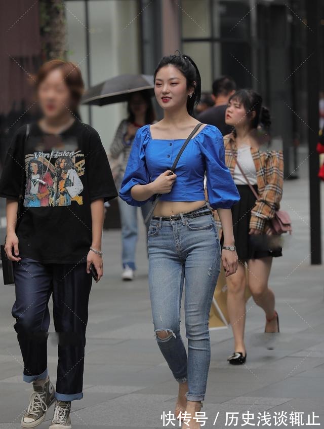 搭配 蓝色的短裤搭配时尚的上衣,非常漂亮,很讲究!