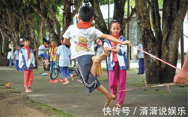 做法|婴儿睡觉穿袜子好还是光着脚好这些做法很重要,聪明的宝妈牢记