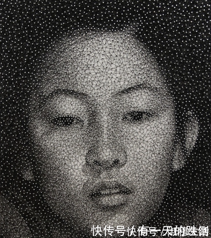 木板!画家在木板上钉了5000枚钉子,用一根线“乱绕”,结果绕出一幅画