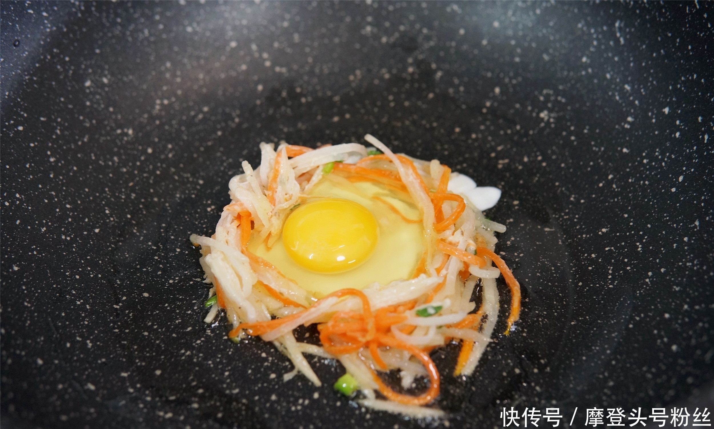 样菜|煎荷包蛋最近超火的做法,鸡蛋里加2样菜,孩子猛吃,营养加倍