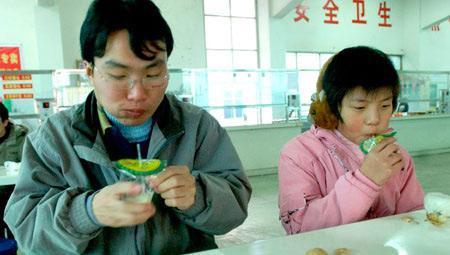 感动中国$带妹妹上大学,边读书边挣钱给父亲治病的洪战辉,如今过得怎样