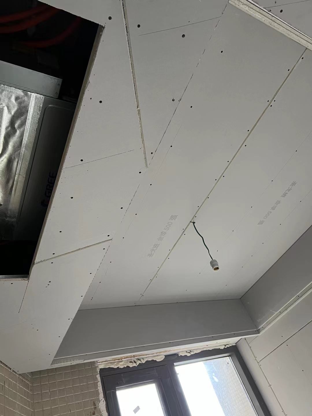 橙花|成都橙花风景装修施工现场图丨瓦工贴砖,木工吊顶已完成