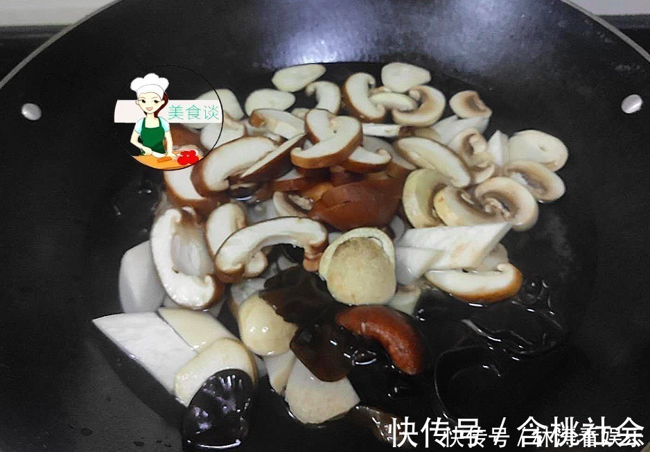 鲜美|几样素菜一起炒，不放肉也很鲜美，入秋后多给孩子吃，简单又营养