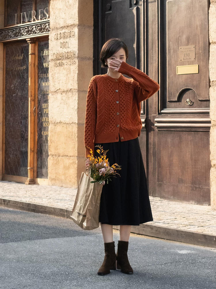 scate:tttttttttt 奔三奔四的女人怎么穿?针织毛衣搭配长裤或半身裙,保暖又洋气