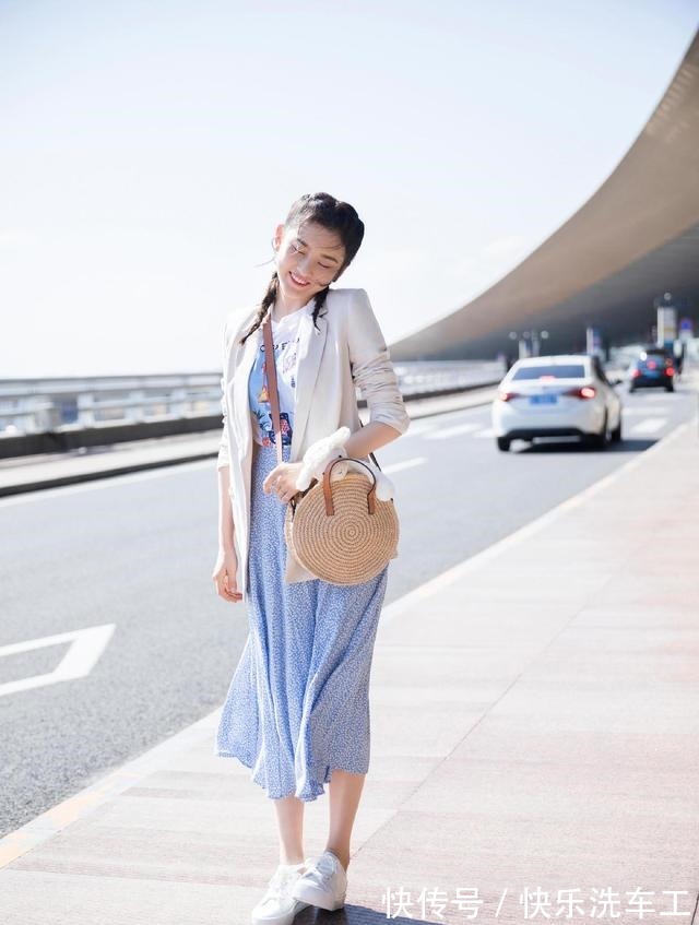 t恤|关晓彤终于穿对了,粉T配A字裙青春气息十足,纤细“漫画腿”抢镜!