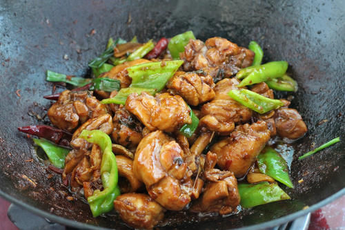  比黄焖鸡还好吃的辣炒鸡块，麻辣鲜香肉质不柴不硬，就是太费米饭