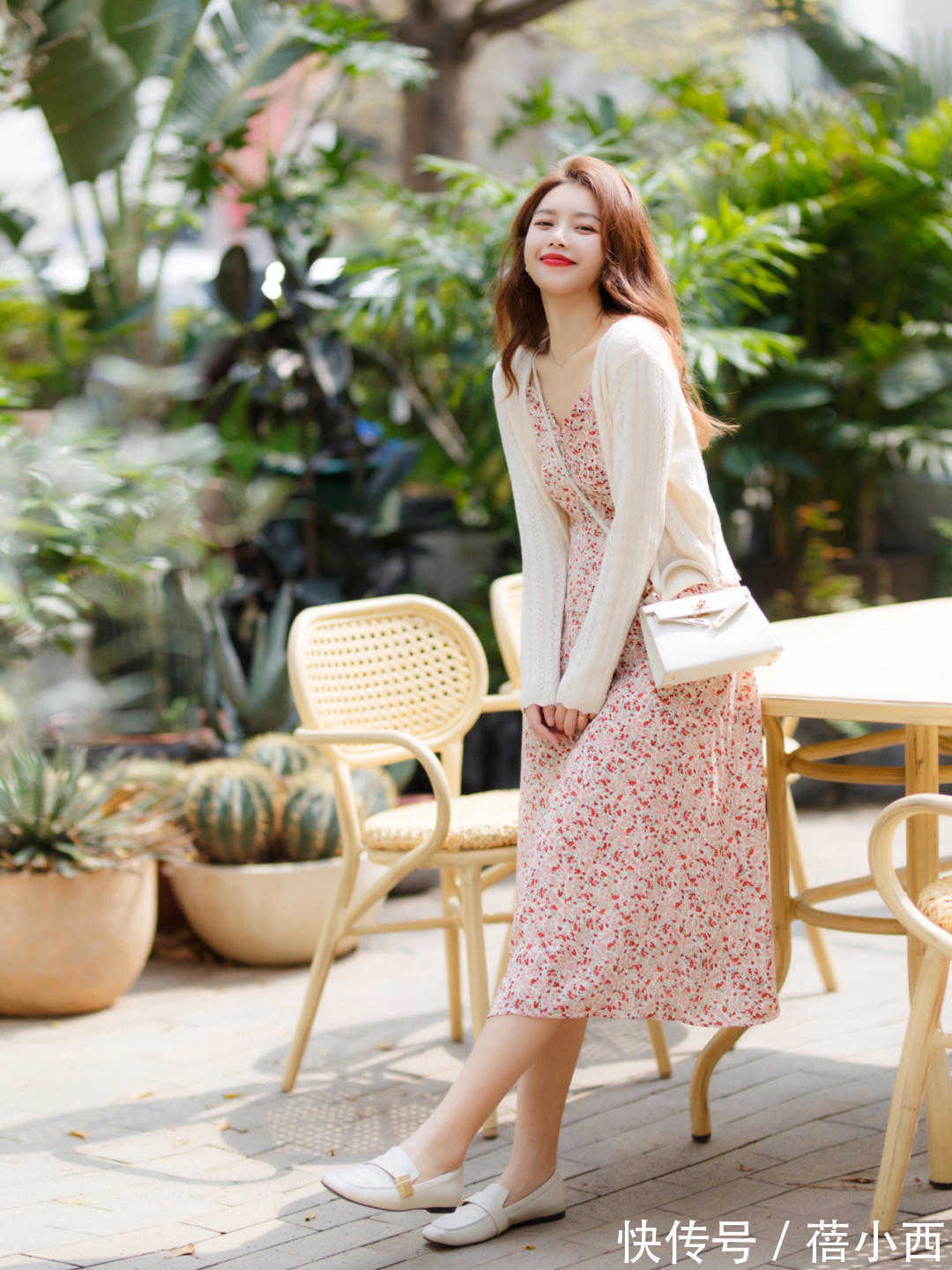 博主 想在春天穿得更时髦吗?用针织衫来穿搭凹造型,路人都夸你好看