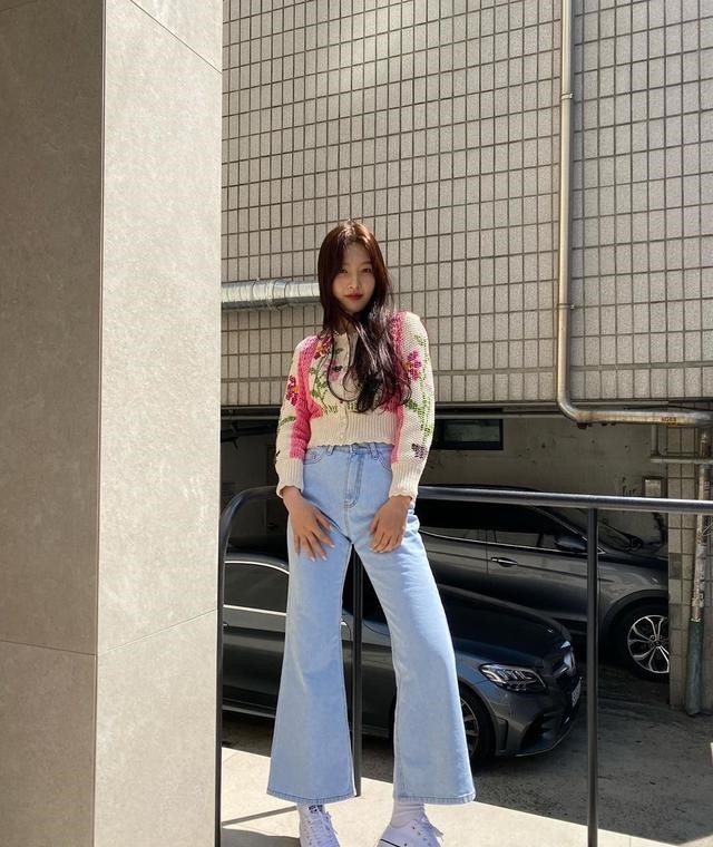 理得很完美|26岁朴秀荣穿搭很精致, 穿针织开衫配蓝色牛仔裤, 轻松穿出高级感