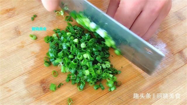 马齿苋正鲜嫩，既是美食又是良药，教你新吃法，上桌全家都抢着吃