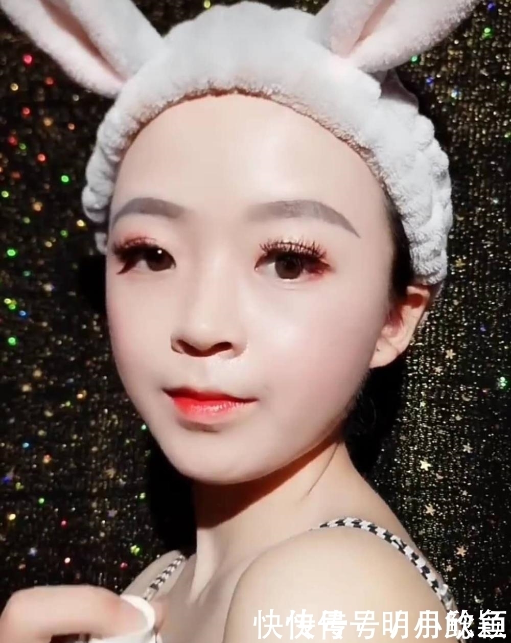 化妆术|00后少女秀逆天化妆术,妆前黑如包青天,妆后白的发亮
