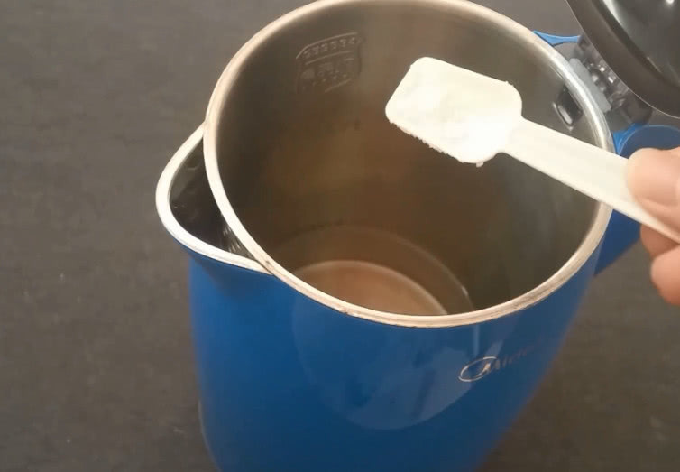 赶紧在水壶里撒一勺盐,没想到作用这么大,看完回家试一试