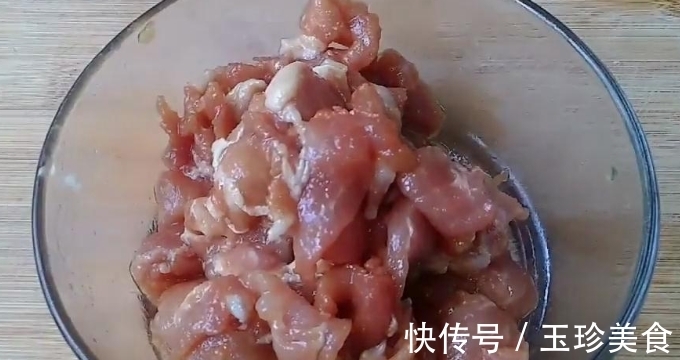肉片用淀粉腌制是不对的！酒店大厨教你2个诀窍，肉片香嫩更入味