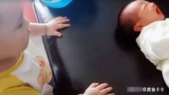 可爱|弟弟大哭,一岁四个月的哥哥好着急,束手无策的样子太可爱了