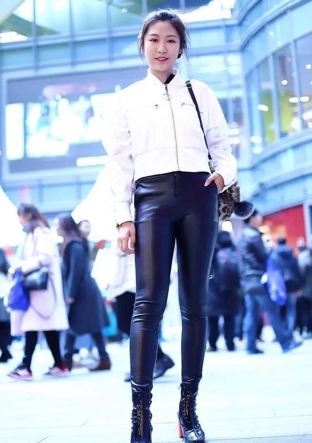 皮裤子会给人清新利落的感觉，恰到好处地展现女人的气质美