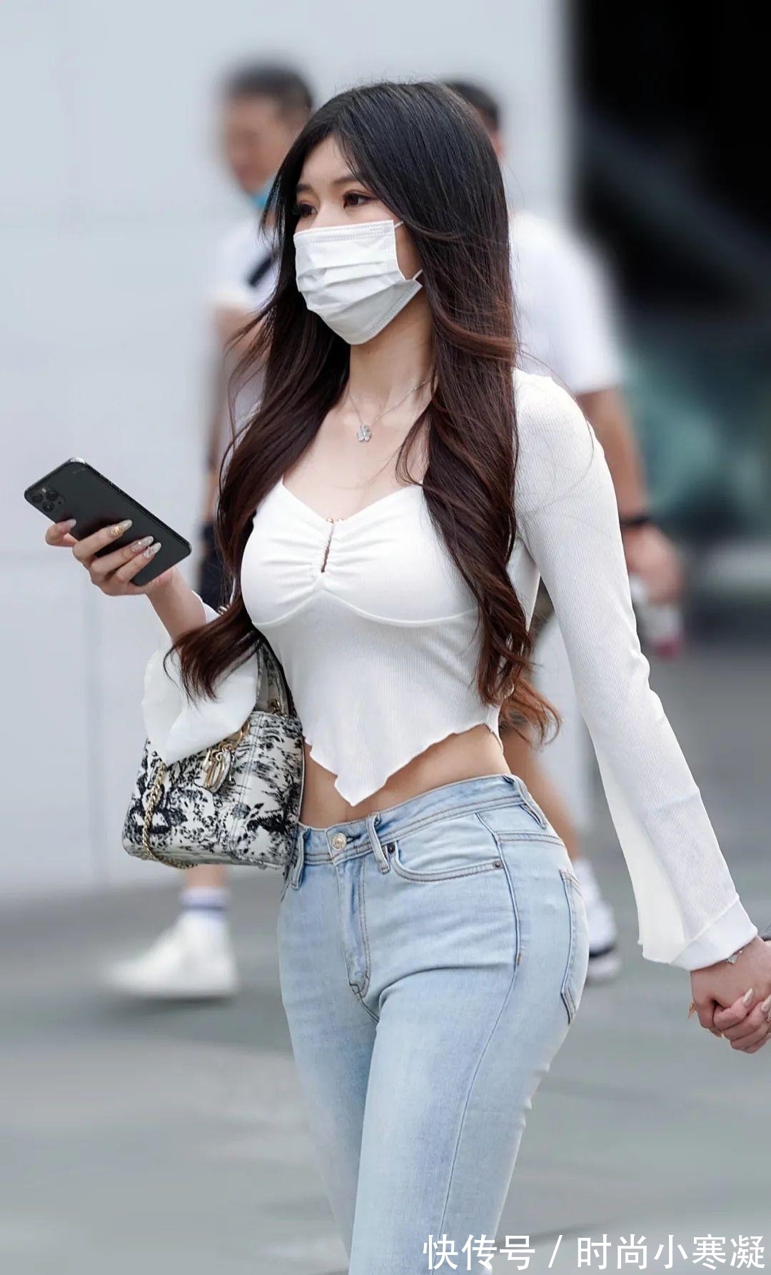 弧度|紧身牛仔裤的造型美极了,再搭配个性T恤,倩影很迷人