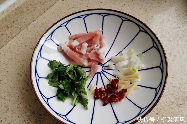 白菜帮这样做,清脆爽口又开胃,做法简单易学,太下饭了!