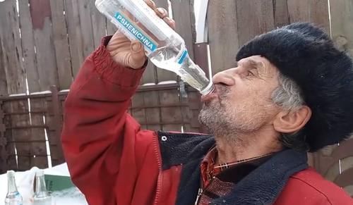 战斗民族的下酒菜有多硬核,满桌的鱼罐头、海参菜,帝王蟹绝了