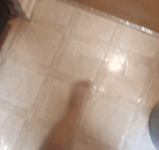 |搞笑GIF:美女的卫衣裙子真不错,这下都知道你身材好了