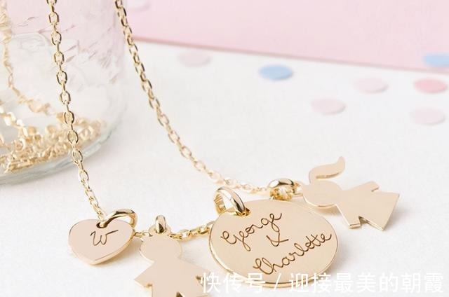 蛇形项链 卡米拉的蛇形项链20年前做情人时查尔斯送的,蛇蝎气质一目了然