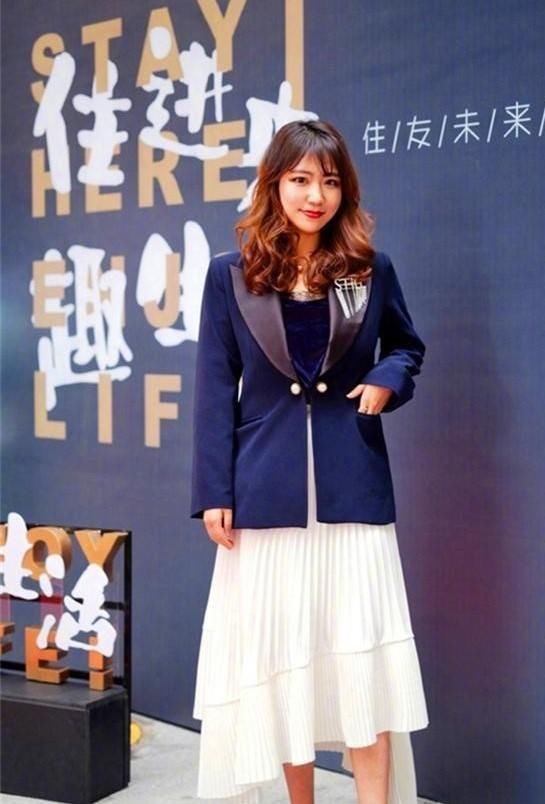街拍|街拍美女:气质小姐姐,这样的穿真好看,搭配出气质美