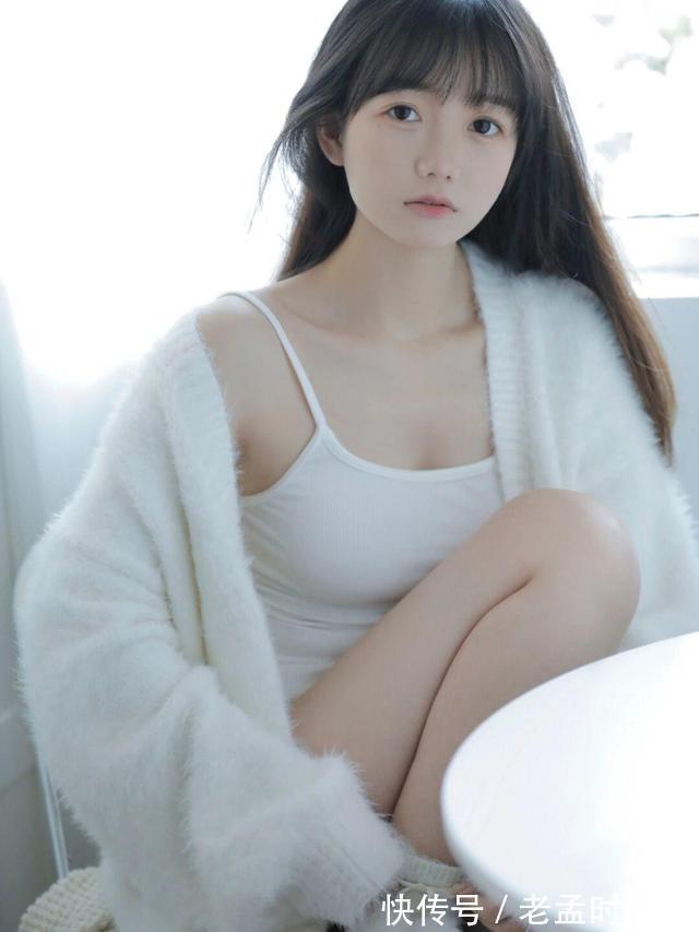 白色|白色吊带背心搭配白色毛衫,美女不做过多修饰,依然很漂亮